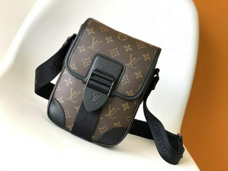 Picture of Louis Vuitton Mens Bags _SKUfw125702689fw